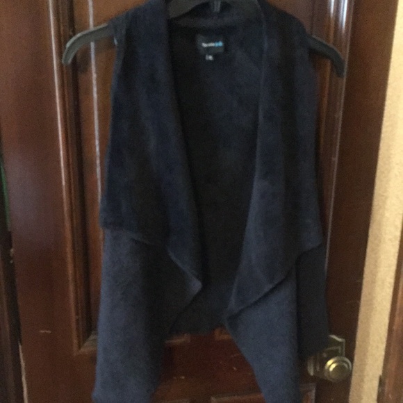 Takara girls XL Black Open Front Vest - Picture 5 of 6